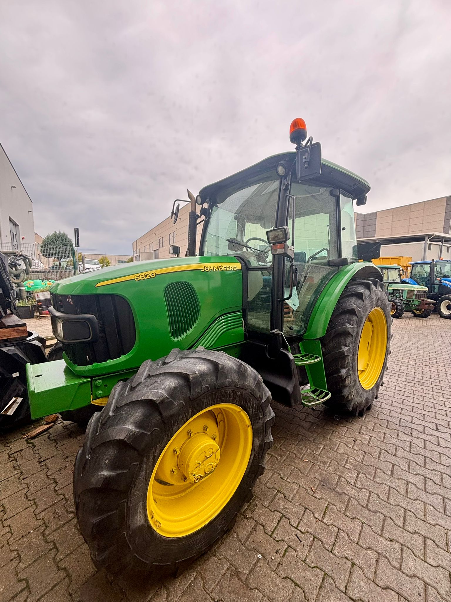 Trattore Usato JOHN DEERE 5820 - immagine 3